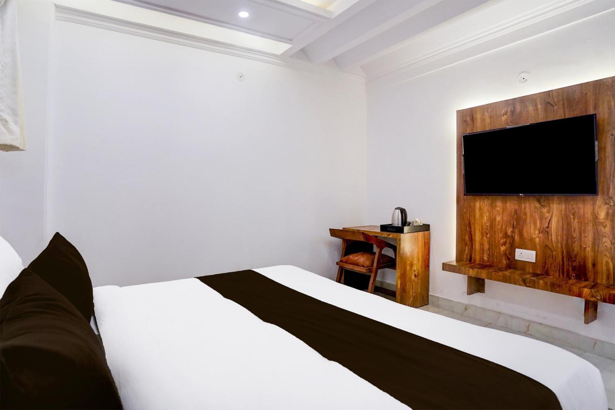 Townhouse Hotel Grand Emporio By Sbg Near Vaishali Metro Station กาเซียบัด ภายนอก รูปภาพ