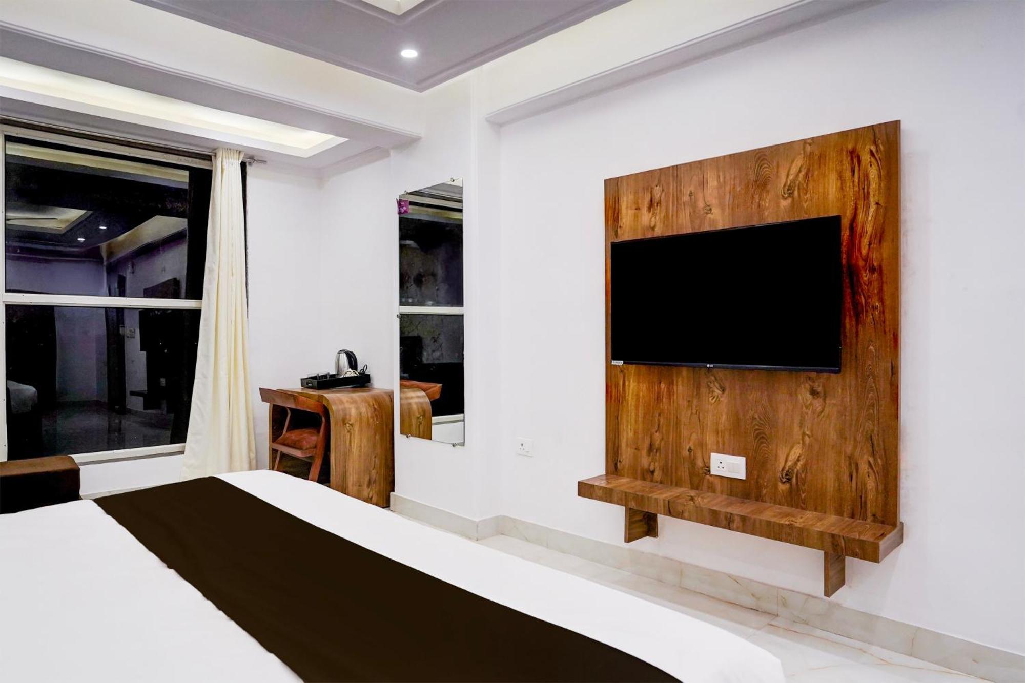 Townhouse Hotel Grand Emporio By Sbg Near Vaishali Metro Station กาเซียบัด ภายนอก รูปภาพ
