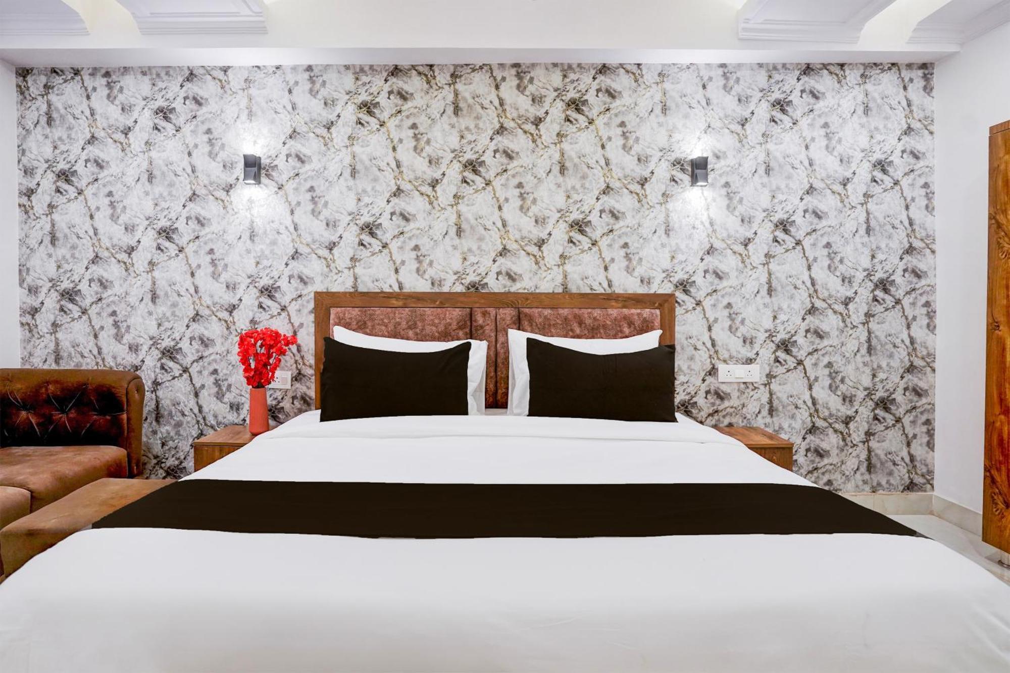 Townhouse Hotel Grand Emporio By Sbg Near Vaishali Metro Station กาเซียบัด ภายนอก รูปภาพ