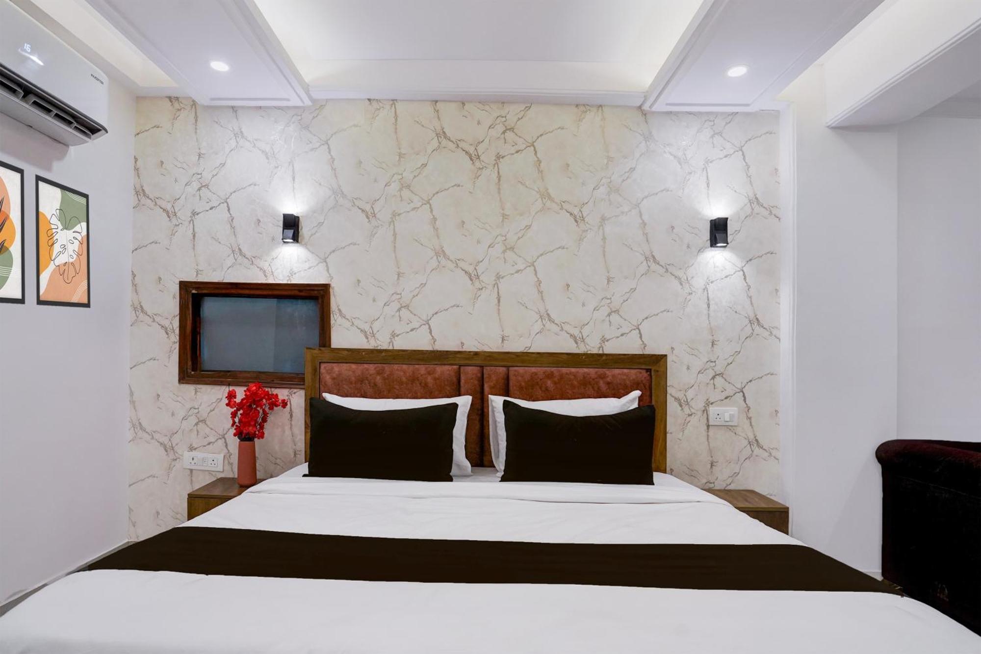 Townhouse Hotel Grand Emporio By Sbg Near Vaishali Metro Station กาเซียบัด ภายนอก รูปภาพ