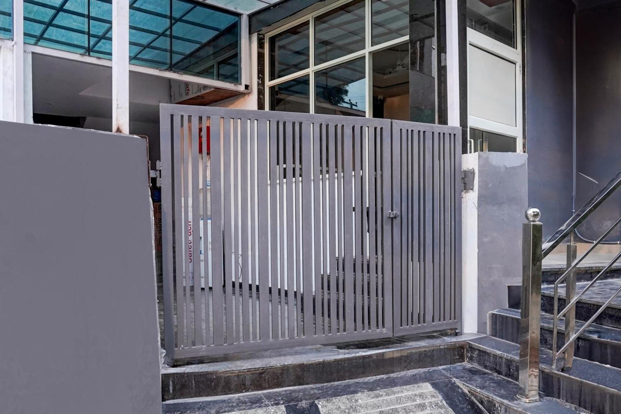 Townhouse Hotel Grand Emporio By Sbg Near Vaishali Metro Station กาเซียบัด ภายนอก รูปภาพ